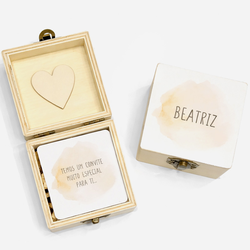 Caixas de madeira com convite especial e nome Beatriz em cima