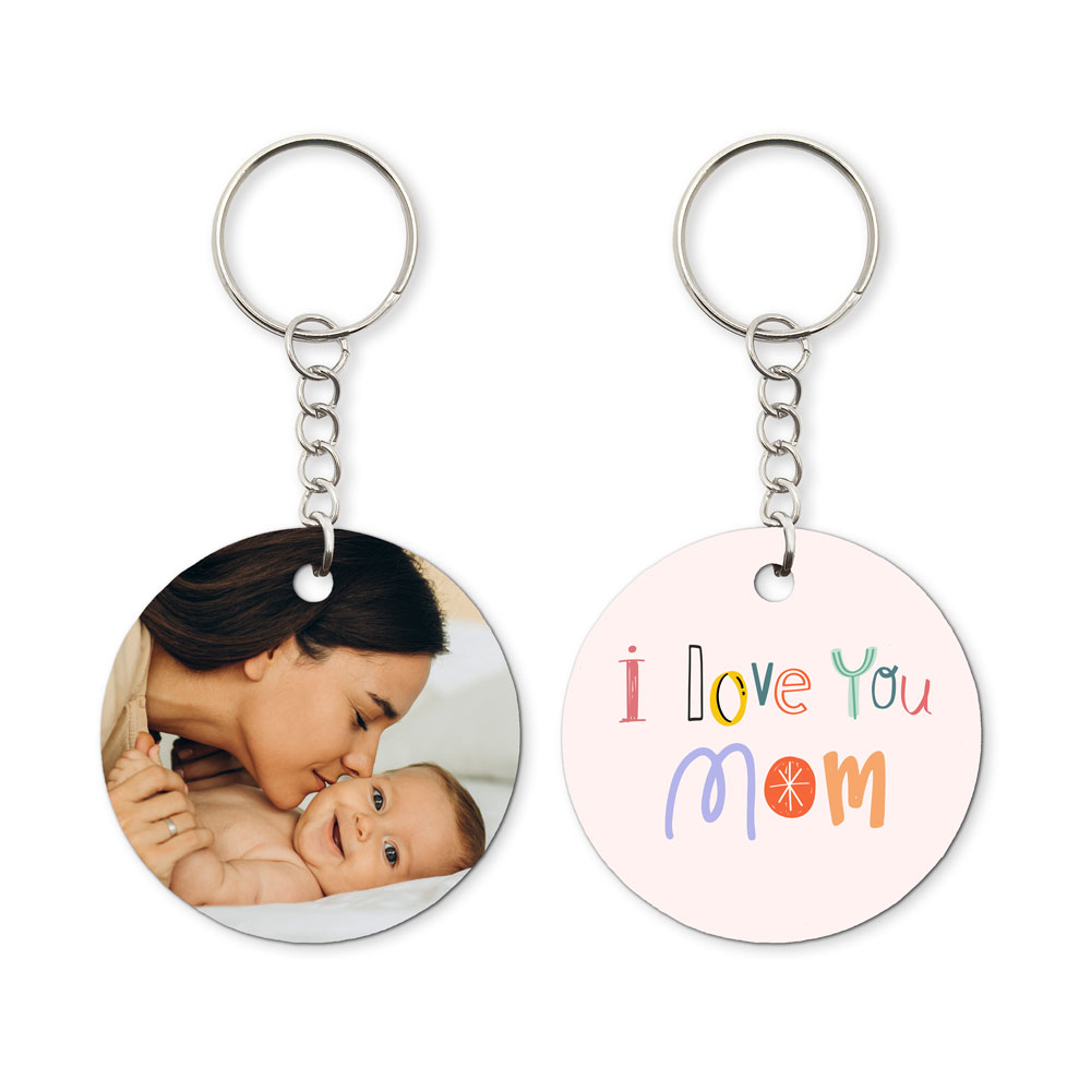 Porta-chaves redondo com foto de mãe e bebé de um lado e frase 'i love you MOM' do outro lado