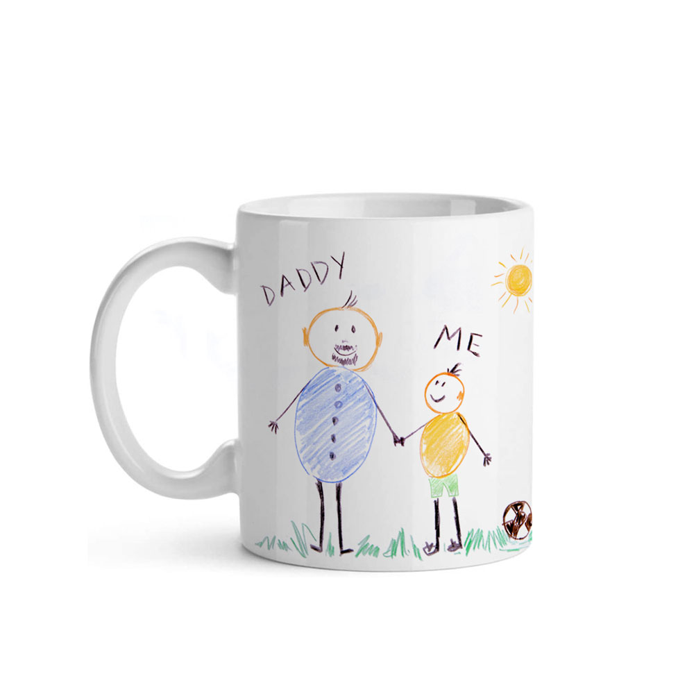 Caneca branca com desenho infantil colorido de duas figuras humanas e texto