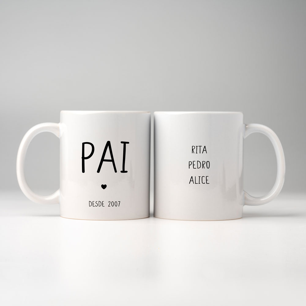 Duas canecas brancas com texto preto, uma com 'PAI DESDE 2007' e outra com nomes pessoais.