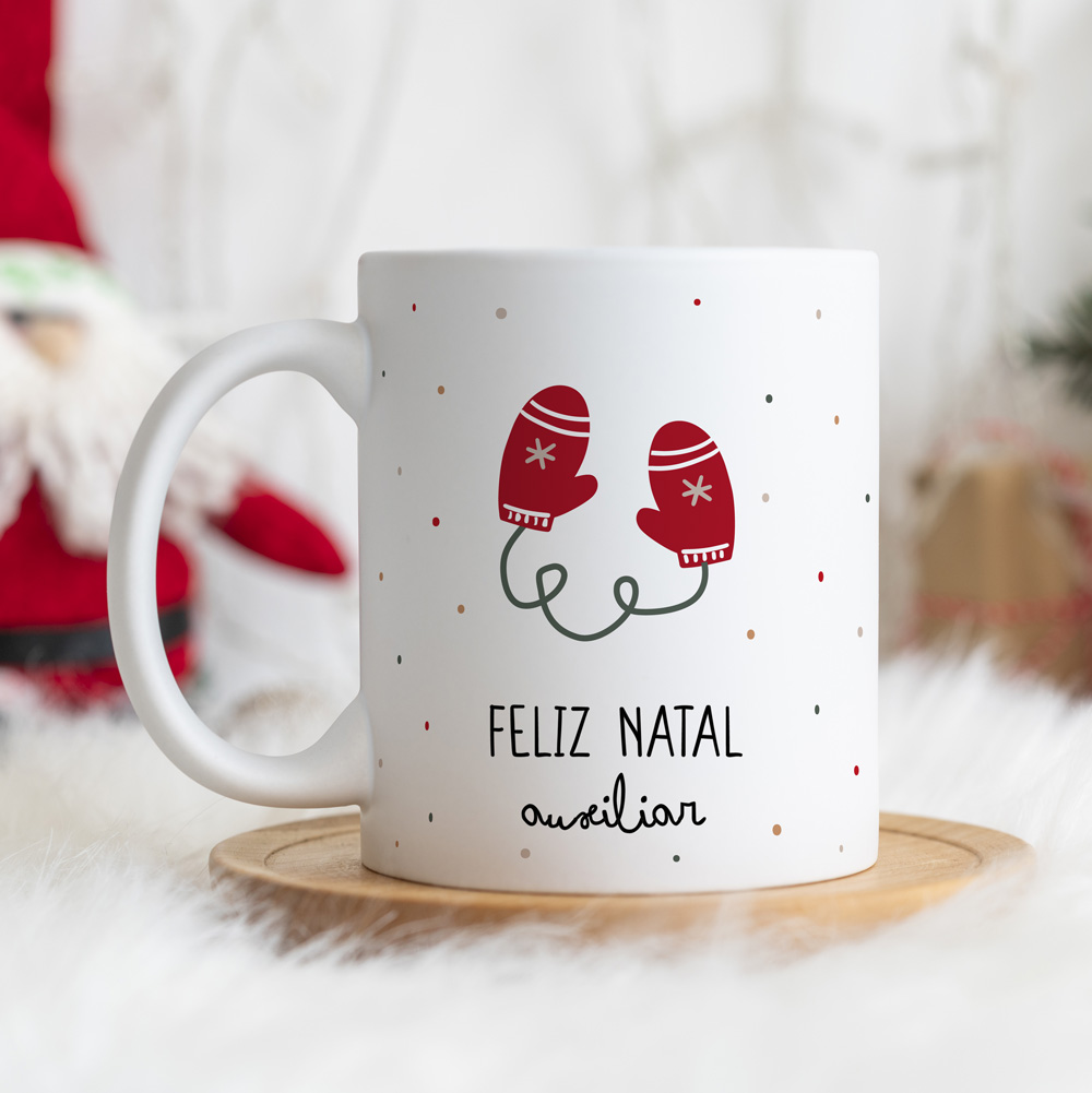 Caneca branca com ilustração de luvas vermelhas e texto 'FELIZ NATAL auxiliar'