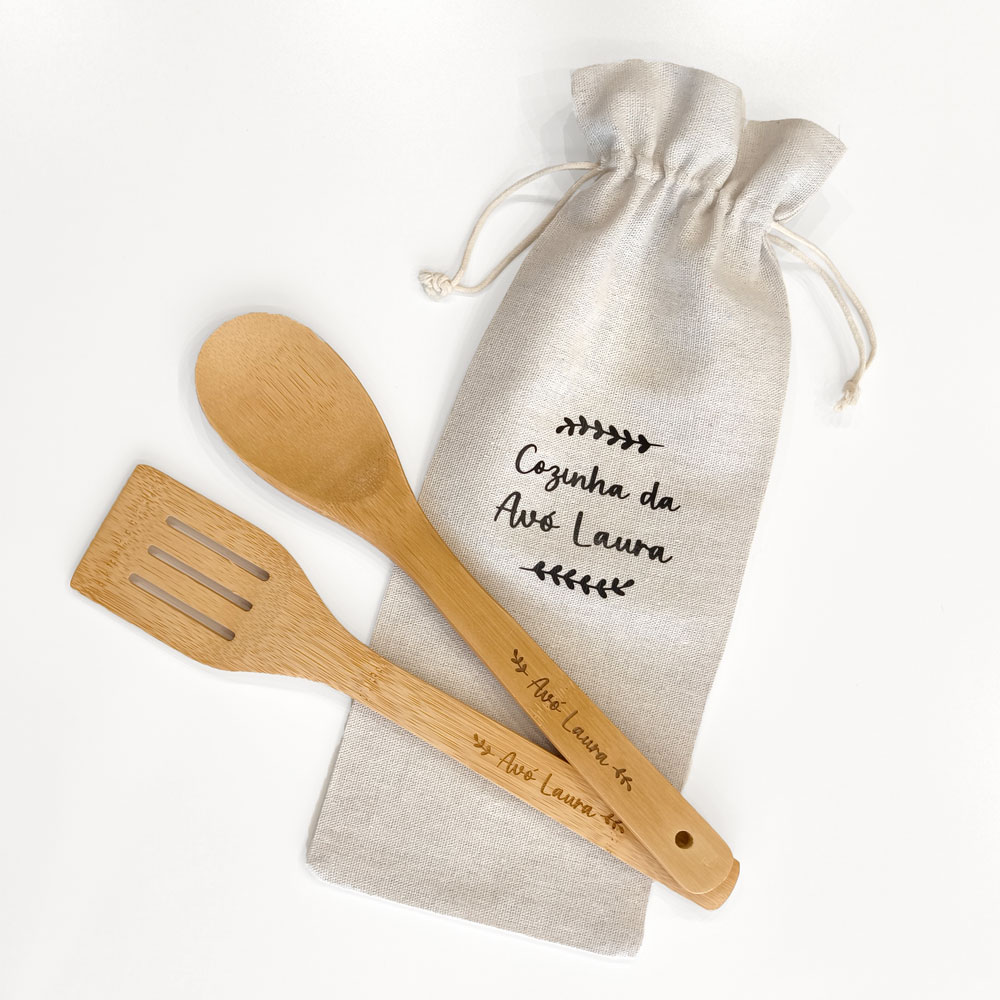 Conjunto de utensílios de cozinha em madeira com bolsa de tecido com inscrição
