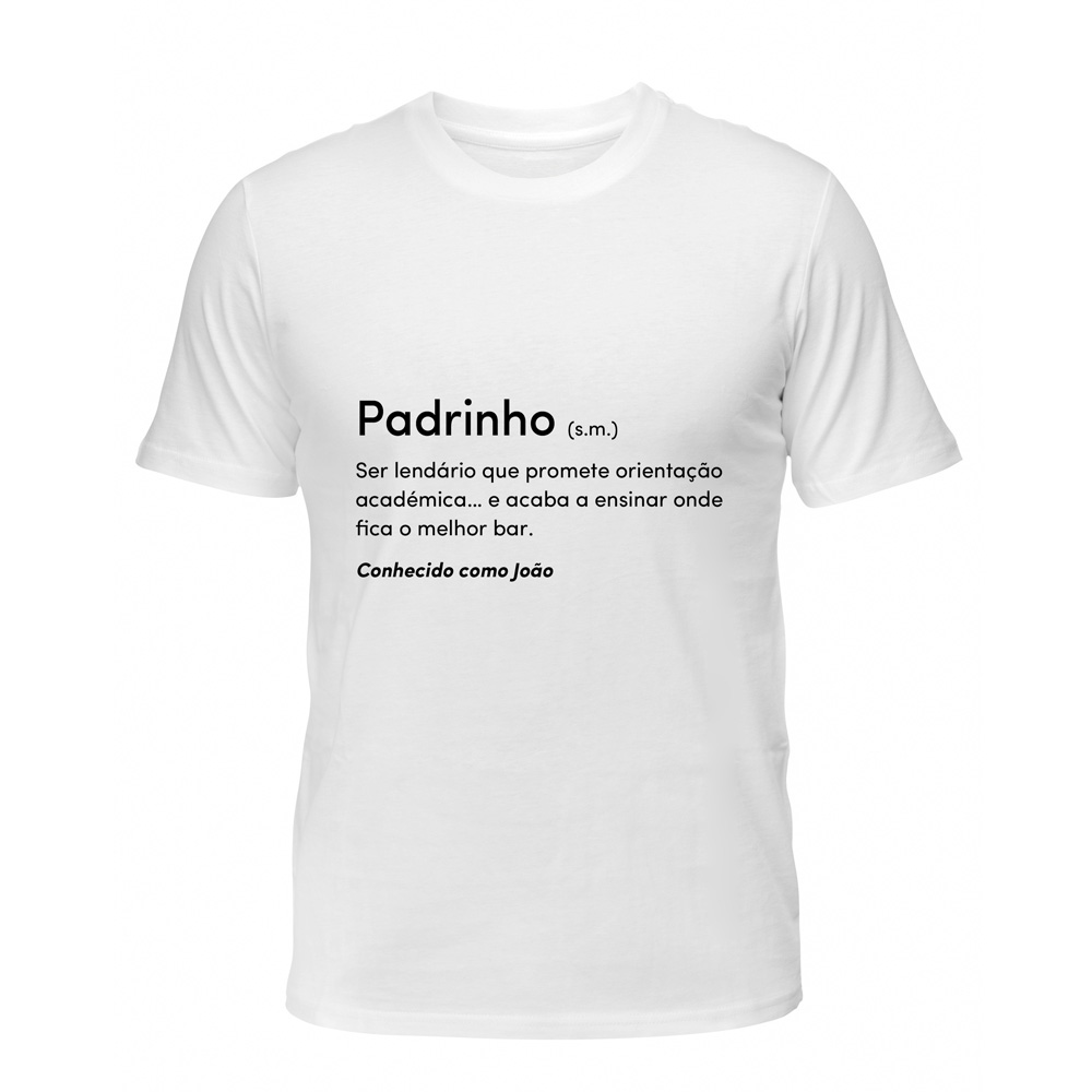 T-shirt branca com texto preto sobre padrinho