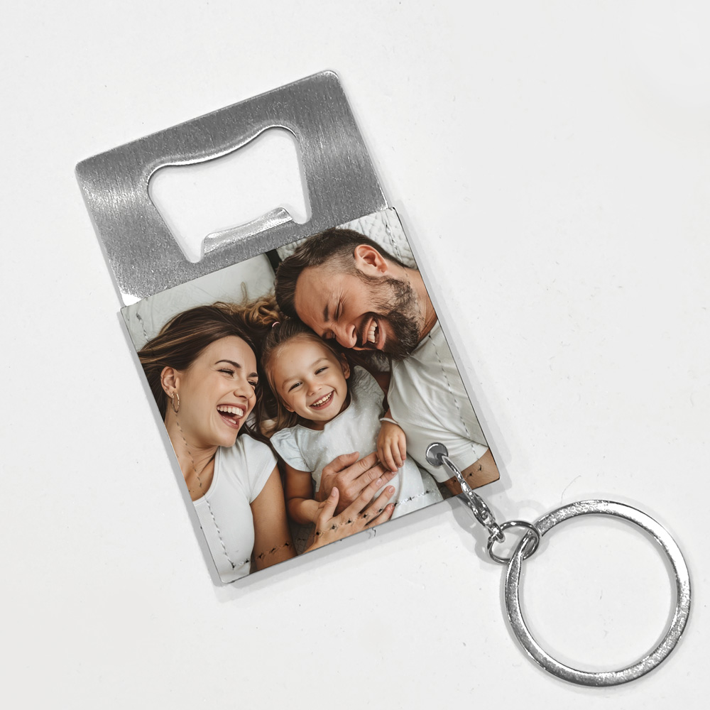 Abridor de garrafas metálico com chaveiro e foto personalizada de uma família feliz