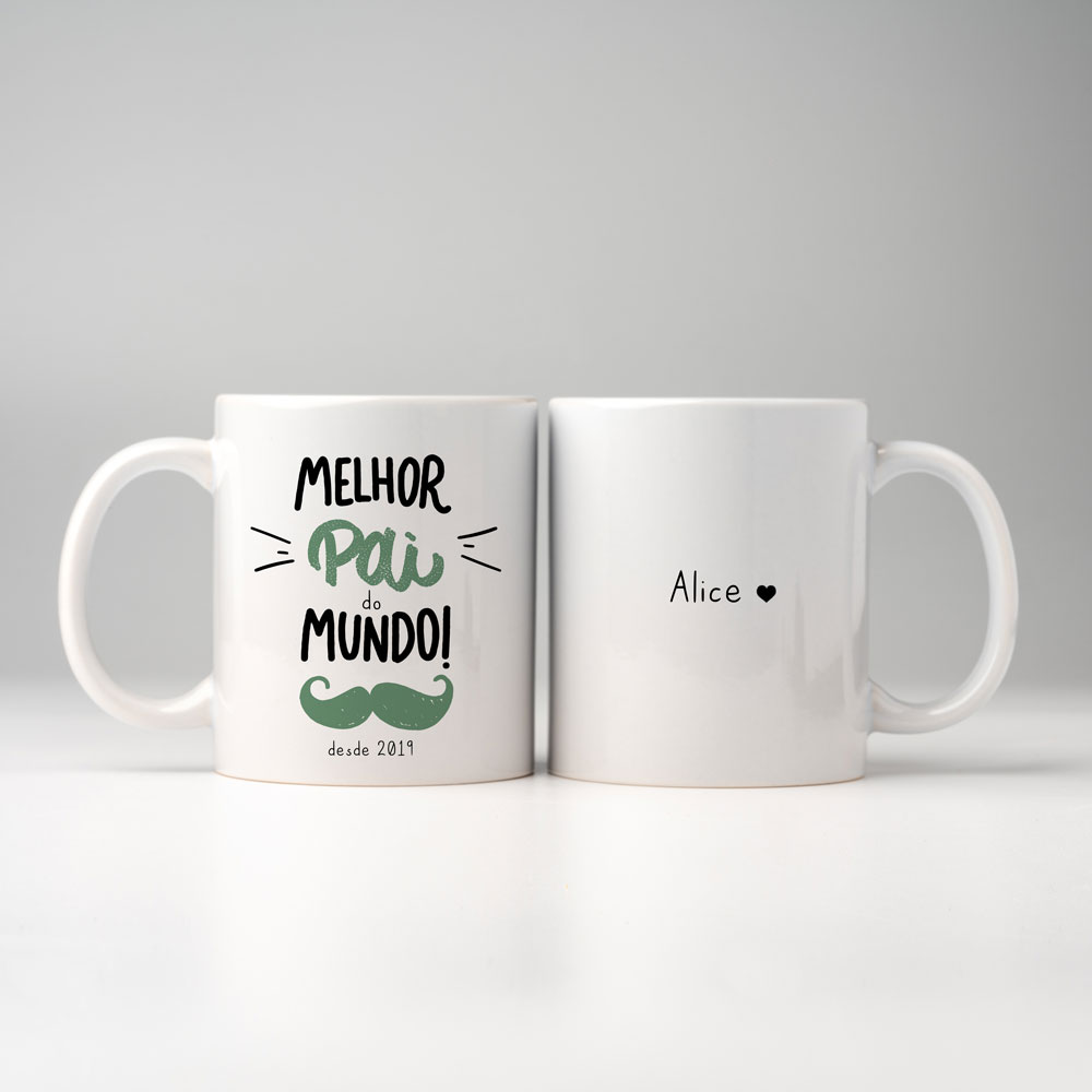 Duas canecas brancas com textos personalizados em preto e verde