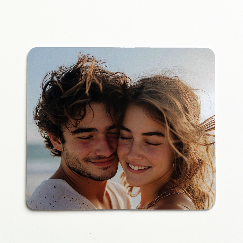 base retangular com fotografia de casal jovem sorrindo ao ar livre