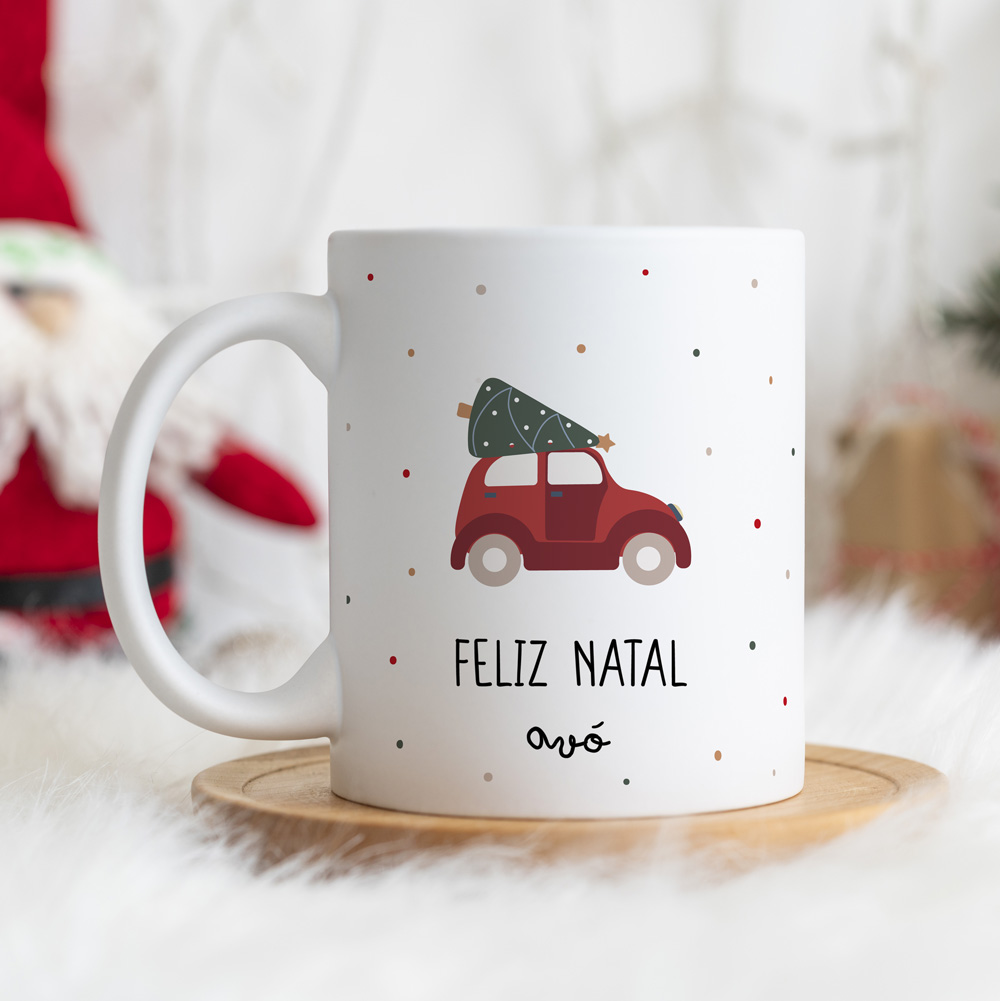 Caneca branca com desenho de carro e árvore de Natal e texto FELIZ NATAL avó
