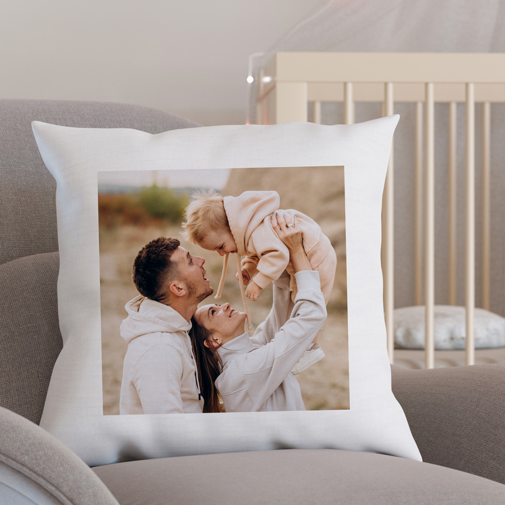 Almofada branca com foto de família com criança vestindo casaco cor de rosa