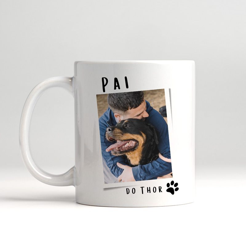 Caneca branca com foto de homem abraçando cão e texto PAI DO THOR