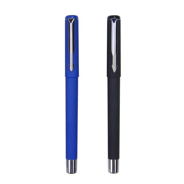 Duas canetas esferográficas, uma azul e uma preta, com detalhes metálicos