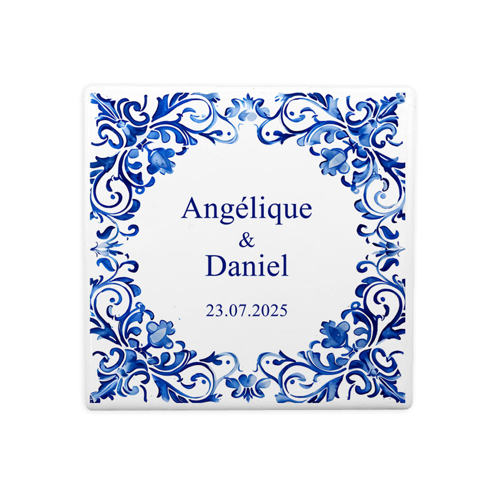 Azulejo cerâmico branco com decoração azul e texto central