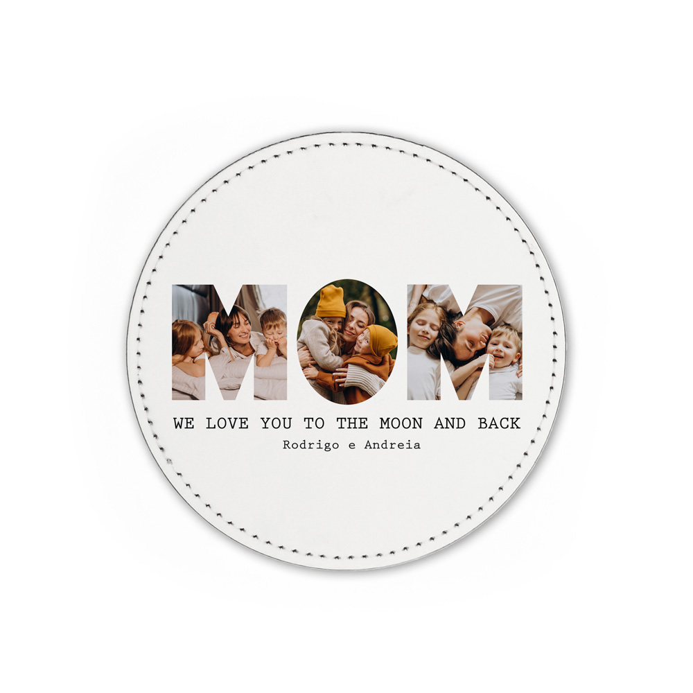 Porta-copos redondo branco com texto e fotos integradas na palavra MOM