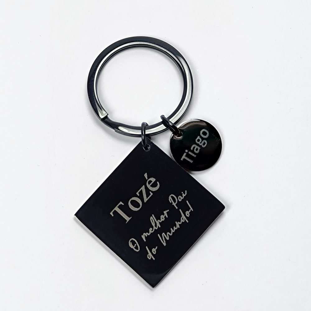 Porta-chaves metálico preto com inscrições brancas e anel prateado