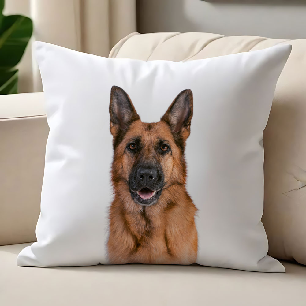 Almofada branca com imagem de cão Pastor Alemão sobre sofá bege