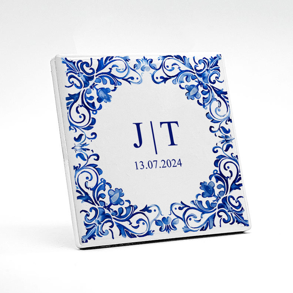 Azulejo branco com padrão azul floral e letras J T com data 13.07.2024