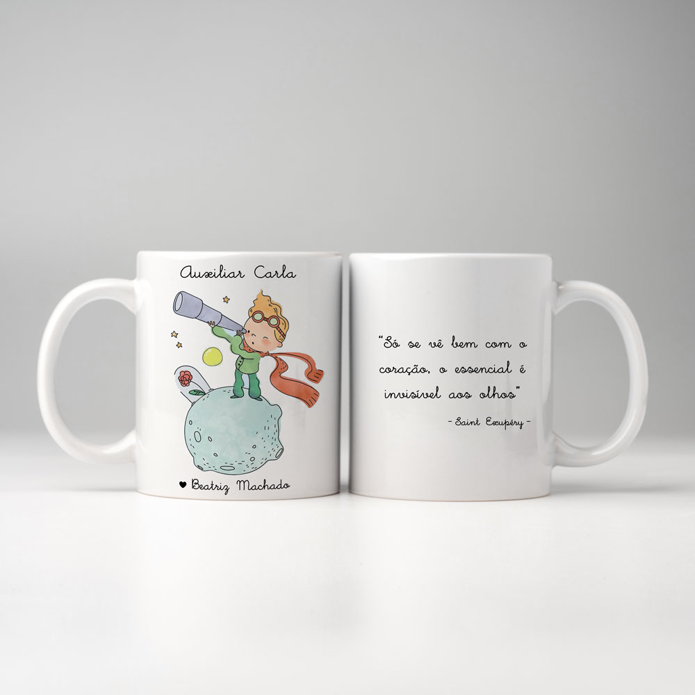Duas canecas brancas com ilustração e texto em português
