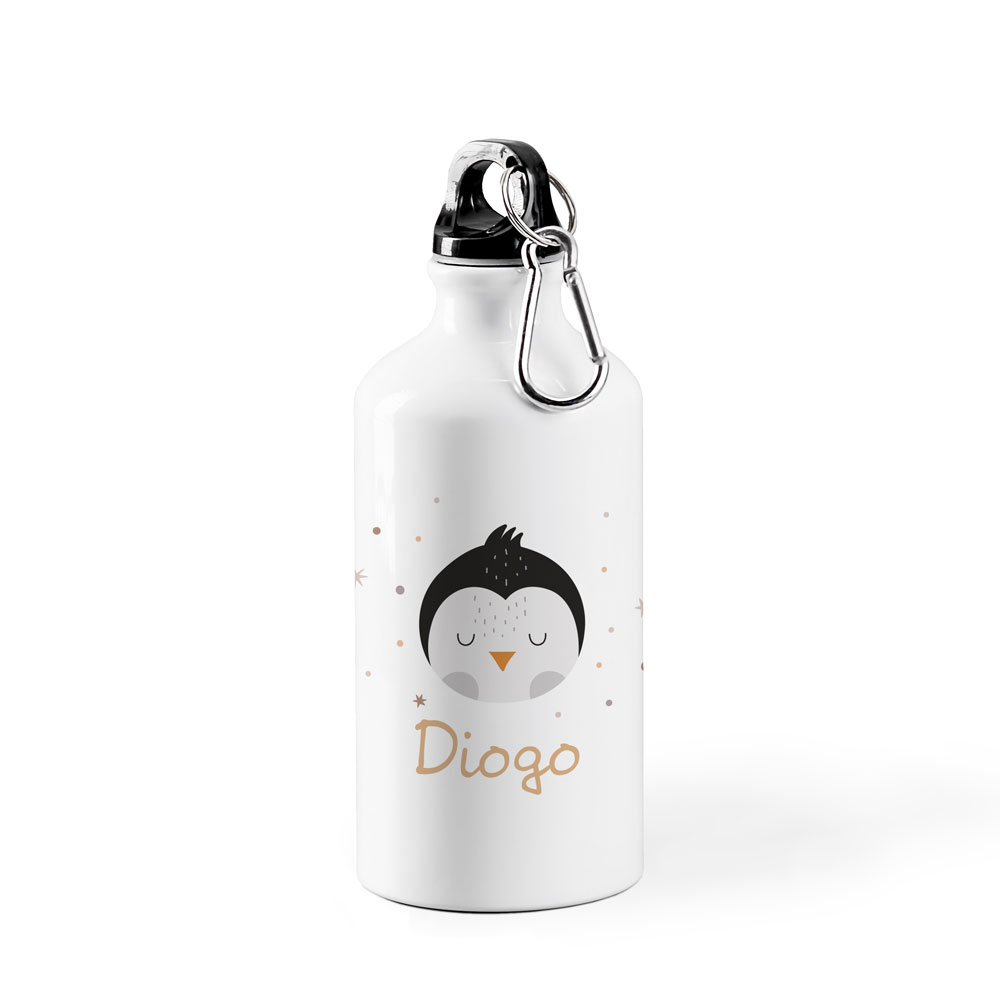 Garrafa branca com tampa preta e mosquetão com desenho de pinguim e nome Diogo