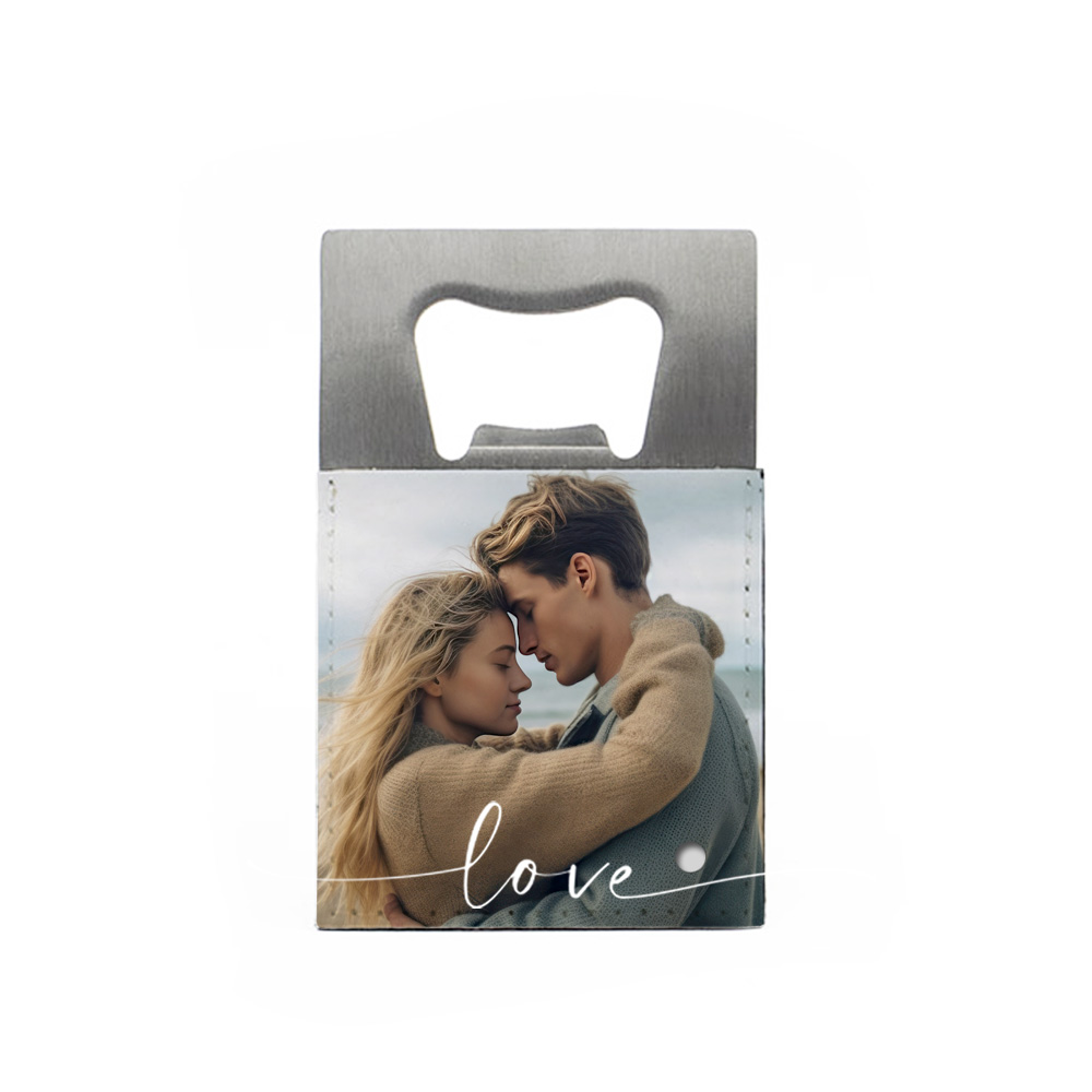 Abridor de garrafas com capa estampada de casal abraçado e palavra love