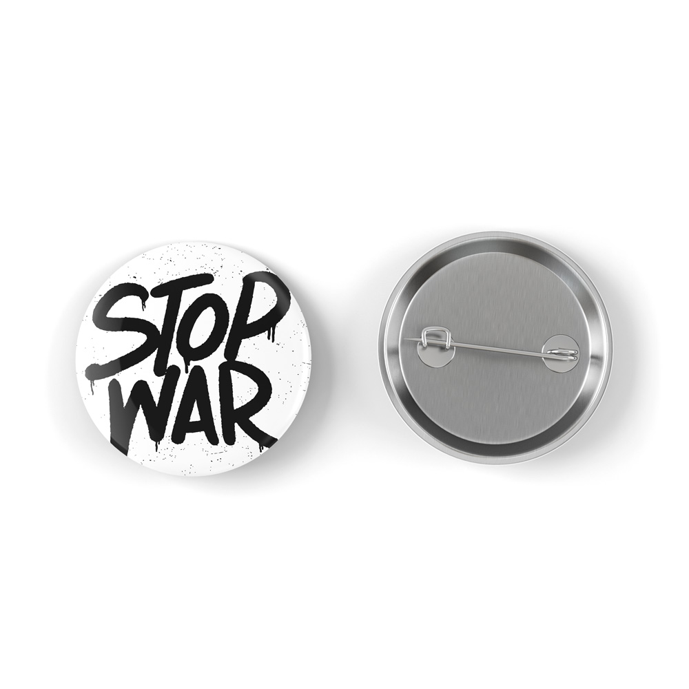 Botão redondo branco com texto preto STOP WAR e verso metálico com alfinete