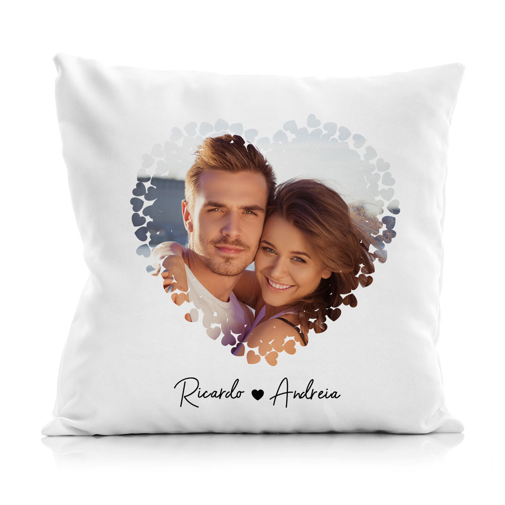 Almofada branca com foto de casal em coração e nomes Ricardo e Andreia