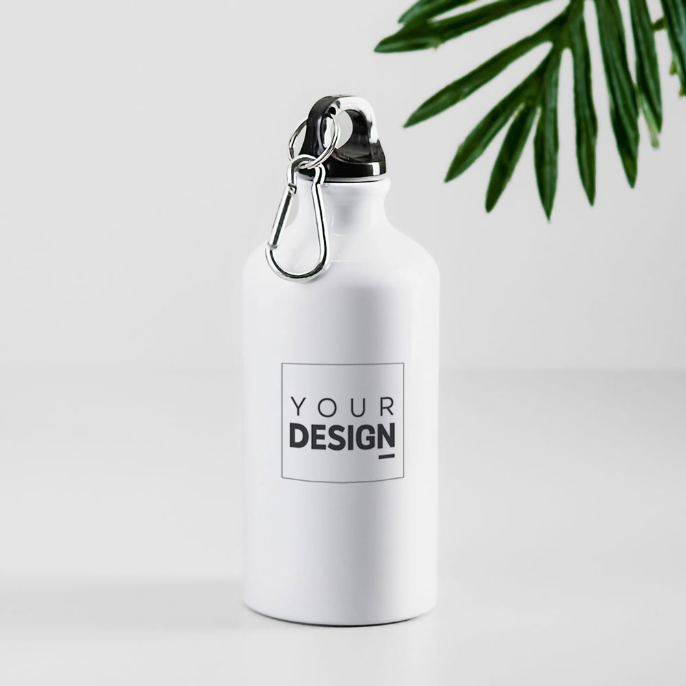 Garrafa desportiva branca com tampa preta e mosquetão, inscrição YOUR DESIGN