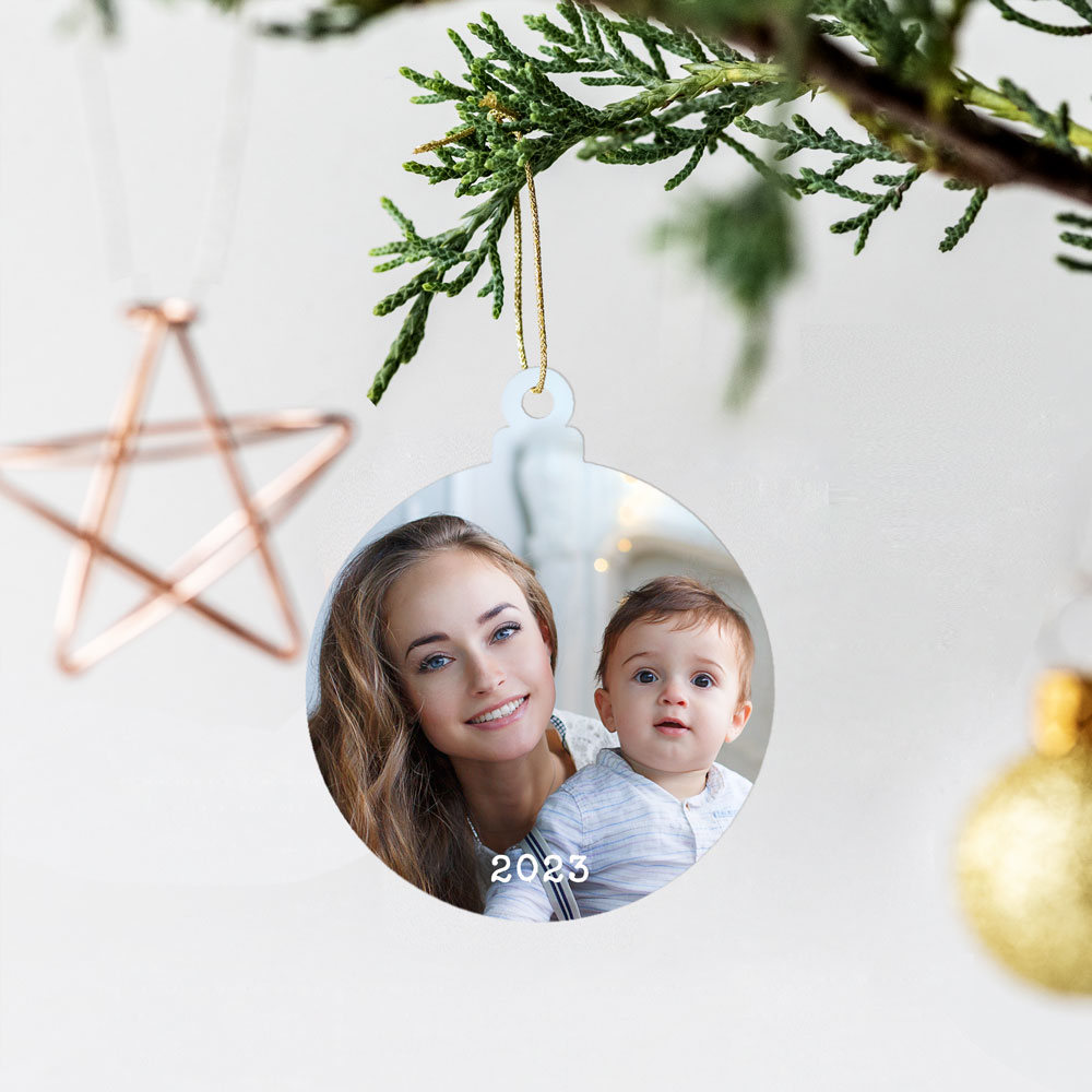 Enfeite de Natal redondo com foto de mulher e criança e ano 2023