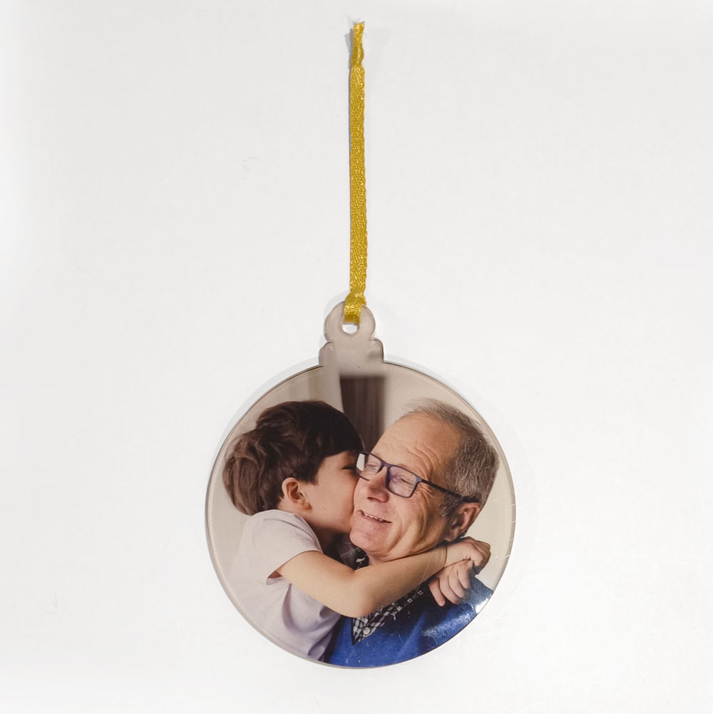 Ornamento redondo transparente com foto de criança e homem idoso pendurado com fita dourada