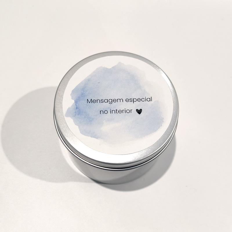 Lata metálica prateada com etiqueta azul e branca na tampa com texto e coração.