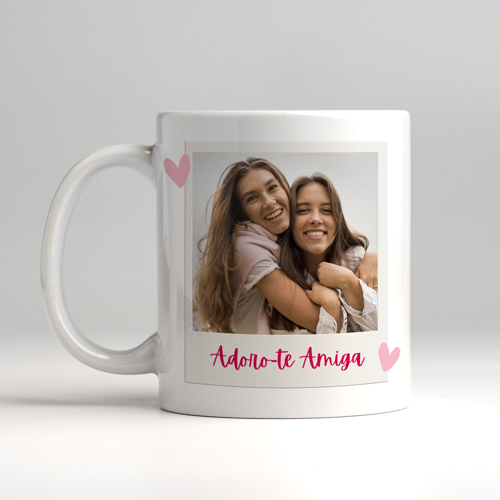 Caneca branca com foto de duas amigas sorrindo abraçadas e texto Adoro-te Amiga