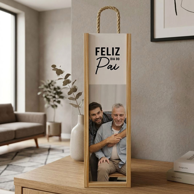 Saco de presente branco com moldura de madeira e fotografia de dois homens abraçados