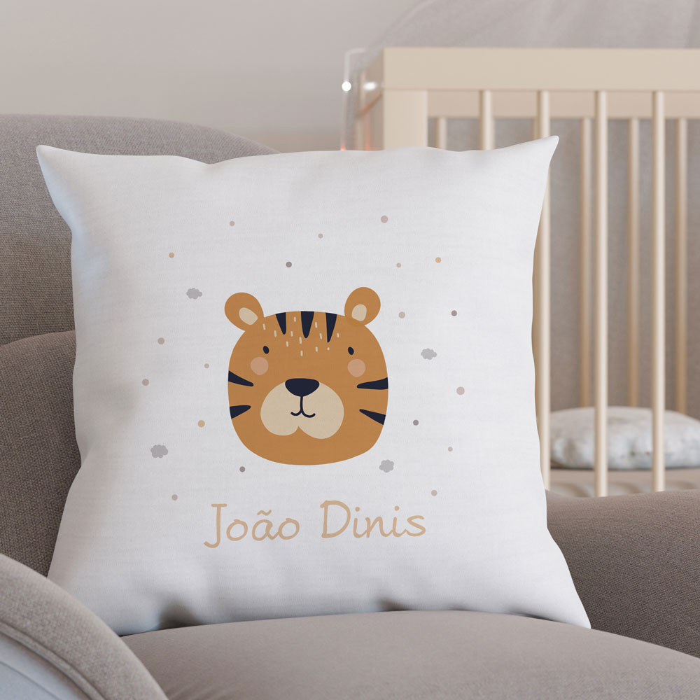 Almofada branca com estampa de tigre e nome João Dinis