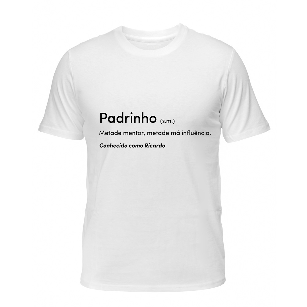 T-shirt branca com texto preto 'Padrinho (s.m.) Metade mentor, metade má influência. Conhecido como Ricardo'.