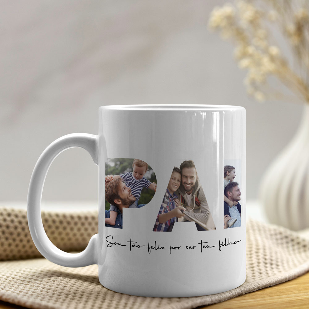 Caneca branca com fotos de família e texto 'Sou tão feliz por ser teu filho' sobre superfície de madeira.
