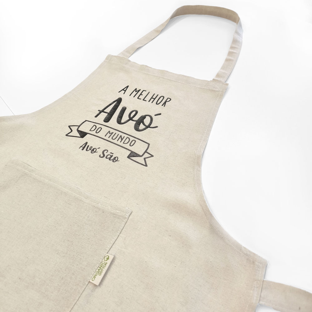 Avental bege com texto em preto 'A MELHOR Avó DO MUNDO Avó São' e bolso frontal