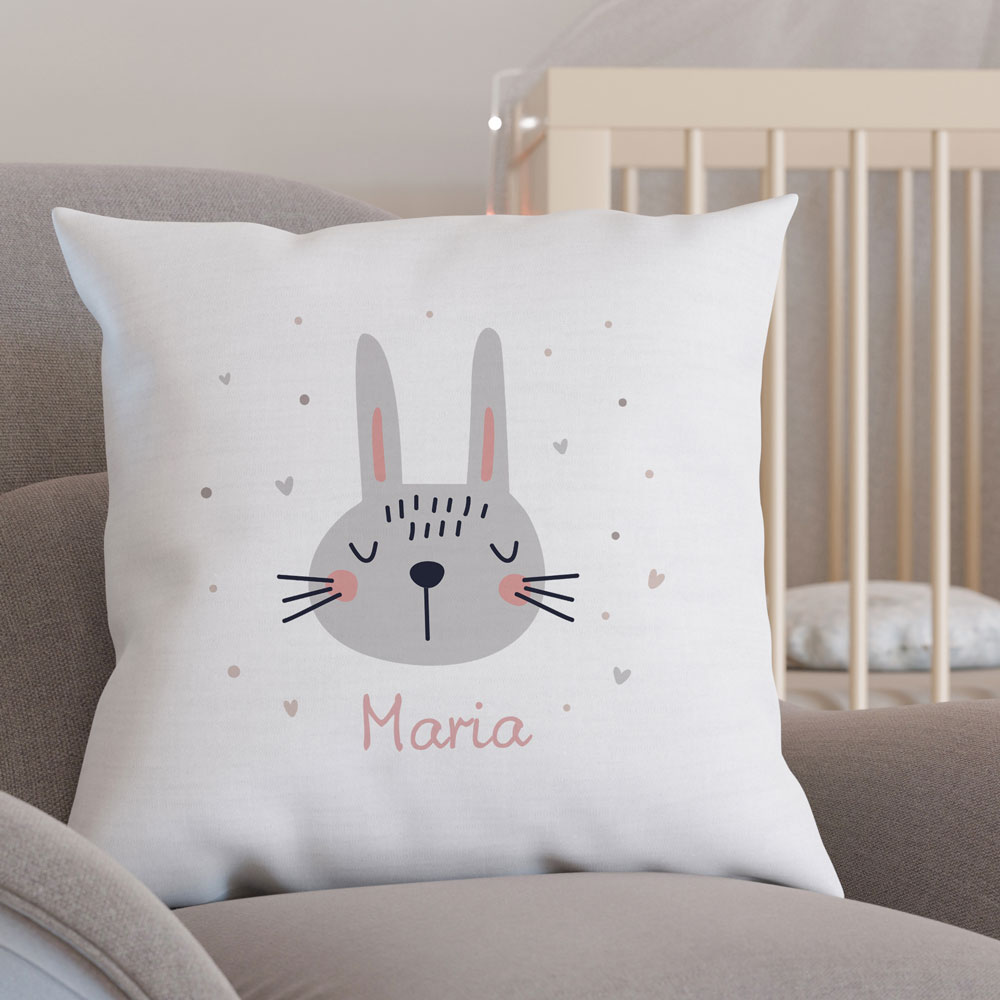 almofada branca com desenho de coelho e nome Maria em sofá cinzento