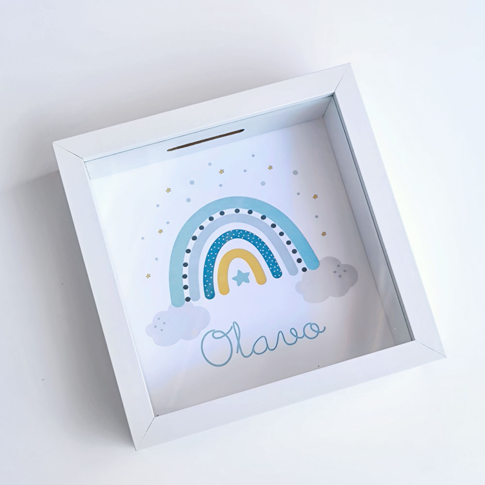 Cofre com desenho de arco-íris colorido e nome Olavo