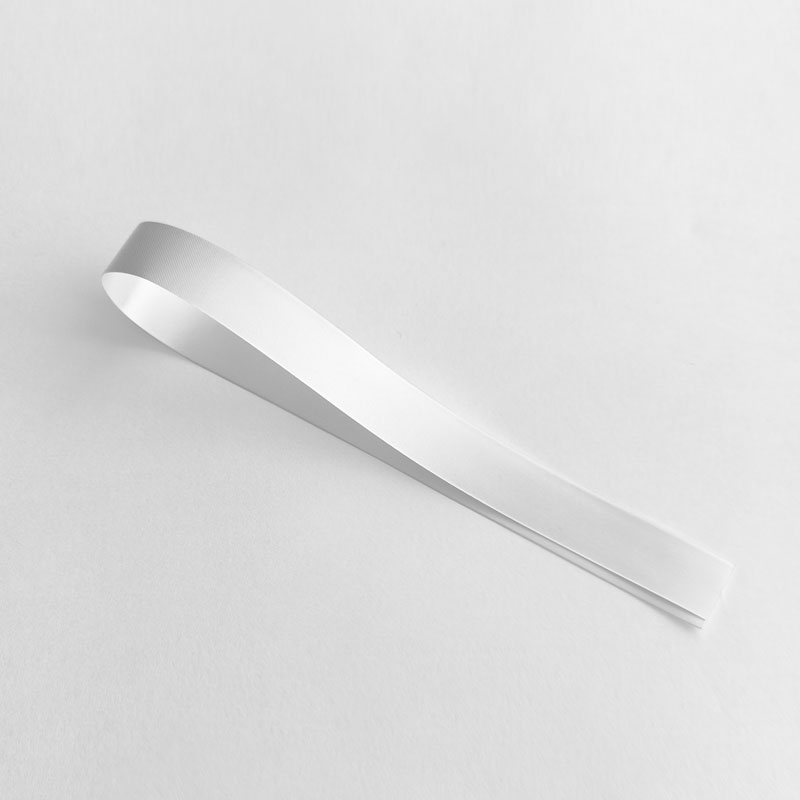 Fita branca em tecido com textura num fundo branco