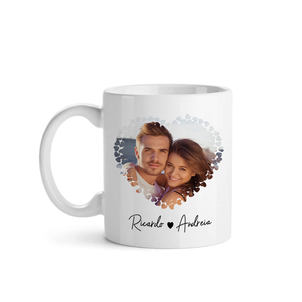 Caneca branca com foto de casal dentro de coração e nomes Ricardo e Andreia
