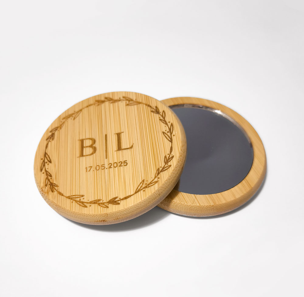 Espelho redondo portátil com moldura de madeira clara e gravação decorativa