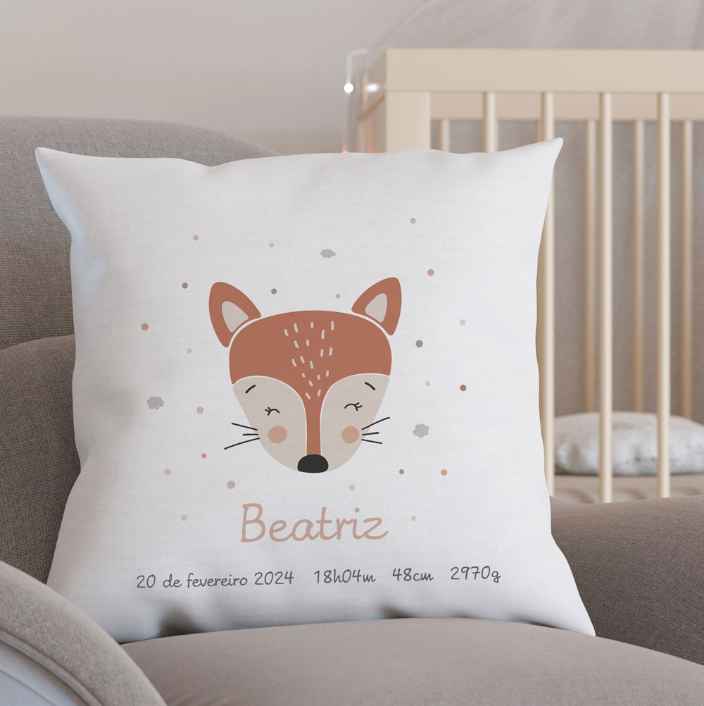 Almofada com ilustração de raposa e texto personalizado em cadeira cinzenta