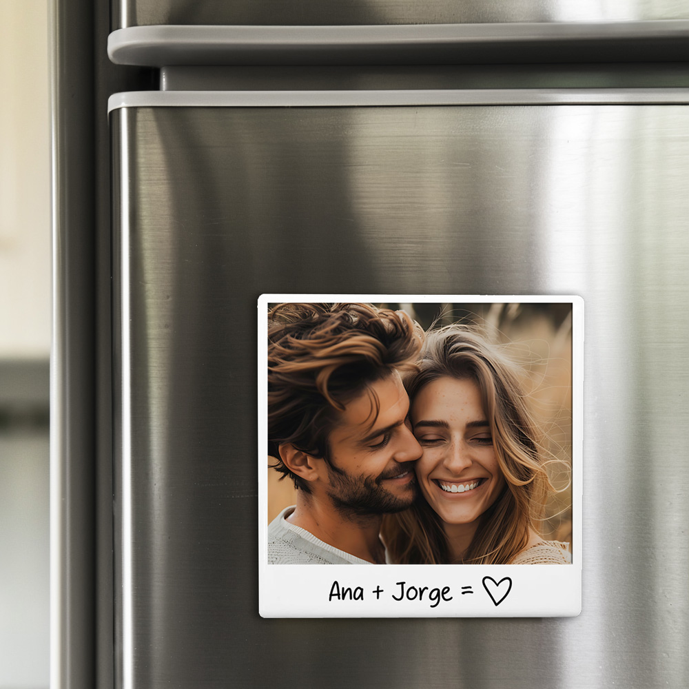 Fotografia magnética de casal sorridente num frigorífico inox com texto Ana + Jorge = ♡