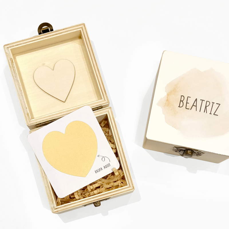 caixas de madeira claras com decoração de coração e texto BEATRIZ e RASPA AQUI