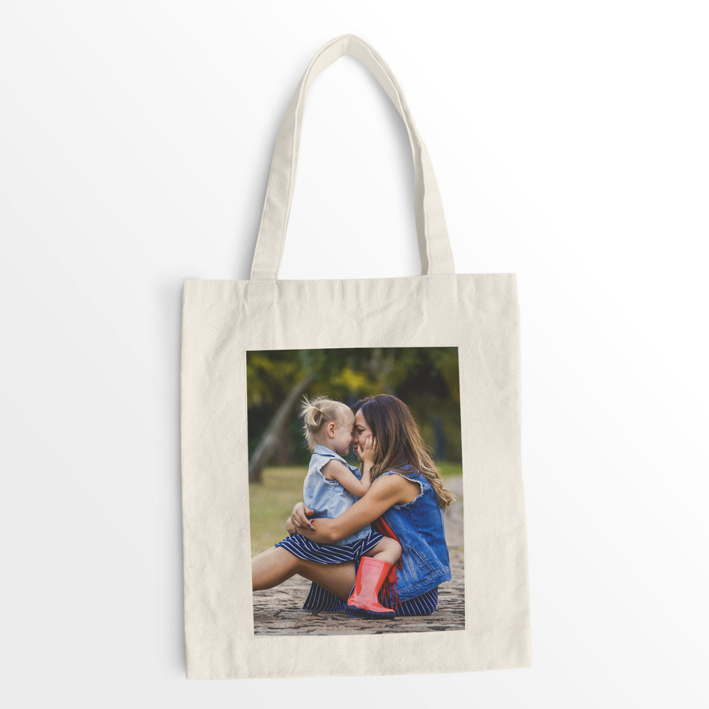 Saco de tecido bege com foto de mãe e filha em ambiente exterior