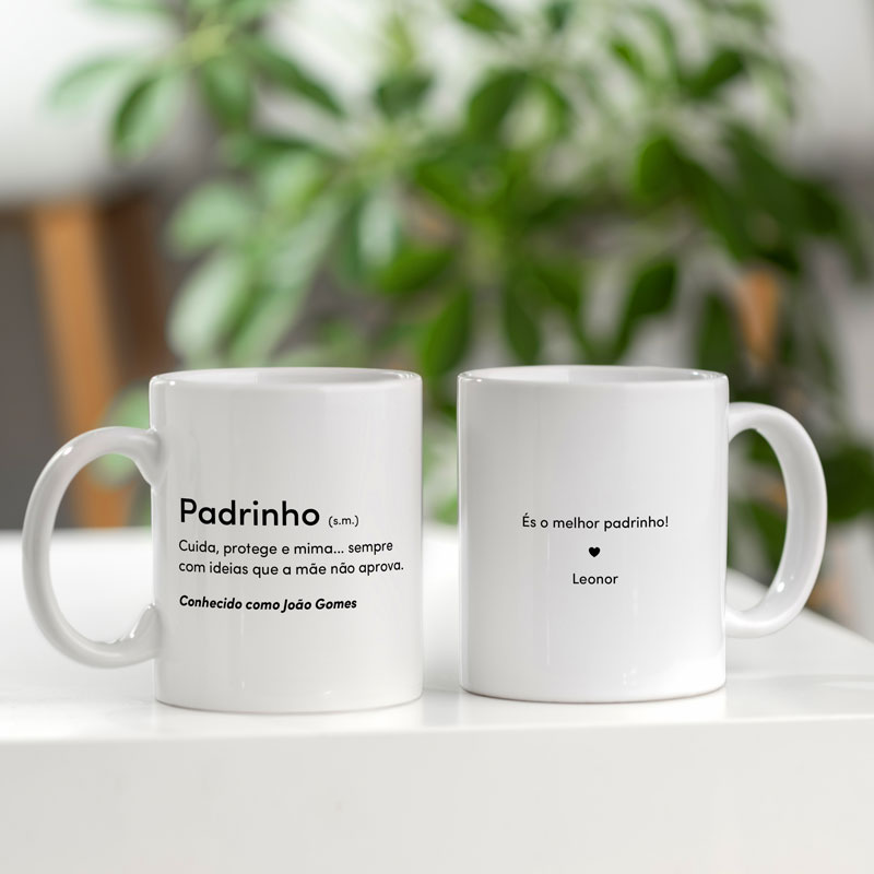 Duas canecas brancas com texto preto sobre mesa branca