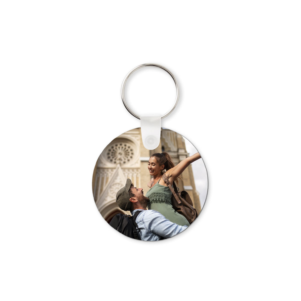 Porta-chaves redondo com imagem de casal feliz e anel metálico