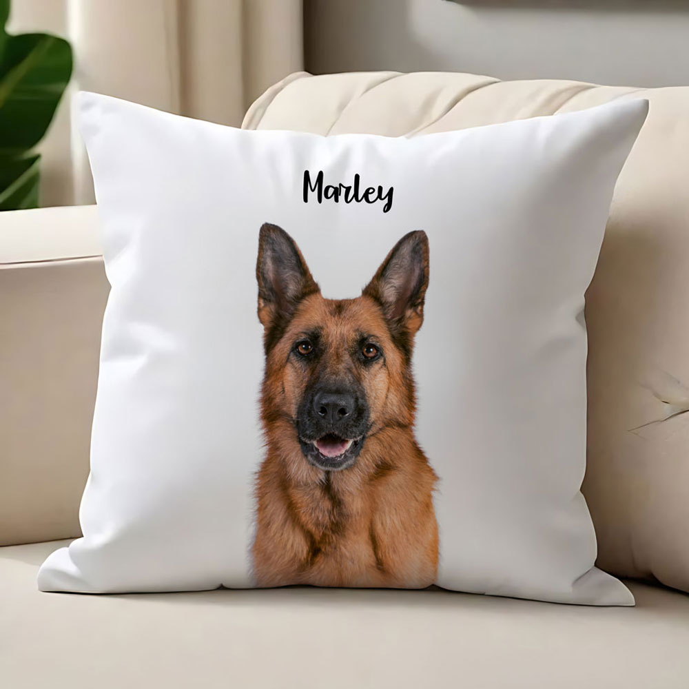 Almofada branca com imagem de pastor alemão e texto 'Marley'