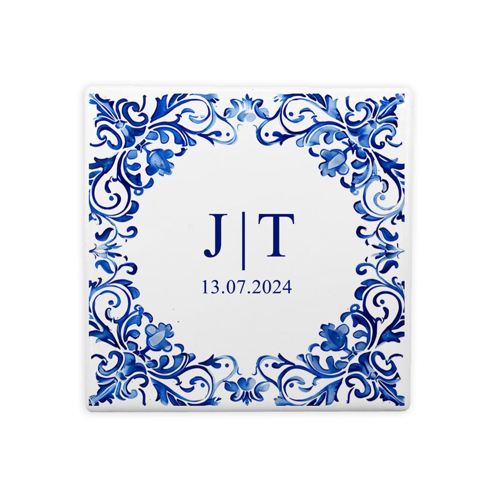 Azulejo branco com padrão floral azul e texto centralizado