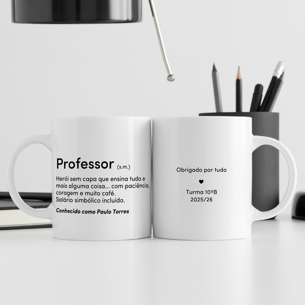 Duas canecas brancas com texto dedicado a professor, sobre mesa branca com lápis e lâmpada preta