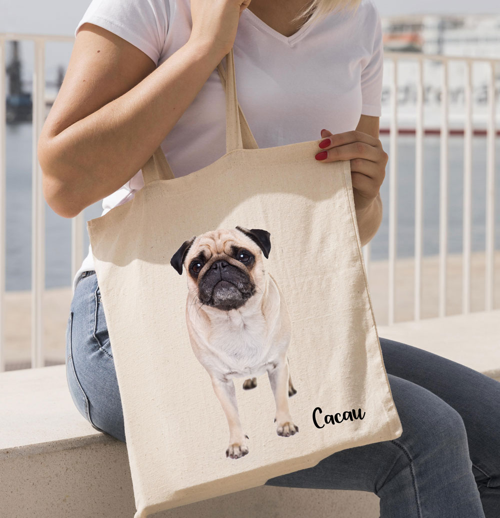 Bolsa de tecido bege com imagem de um pug e o nome Cacau