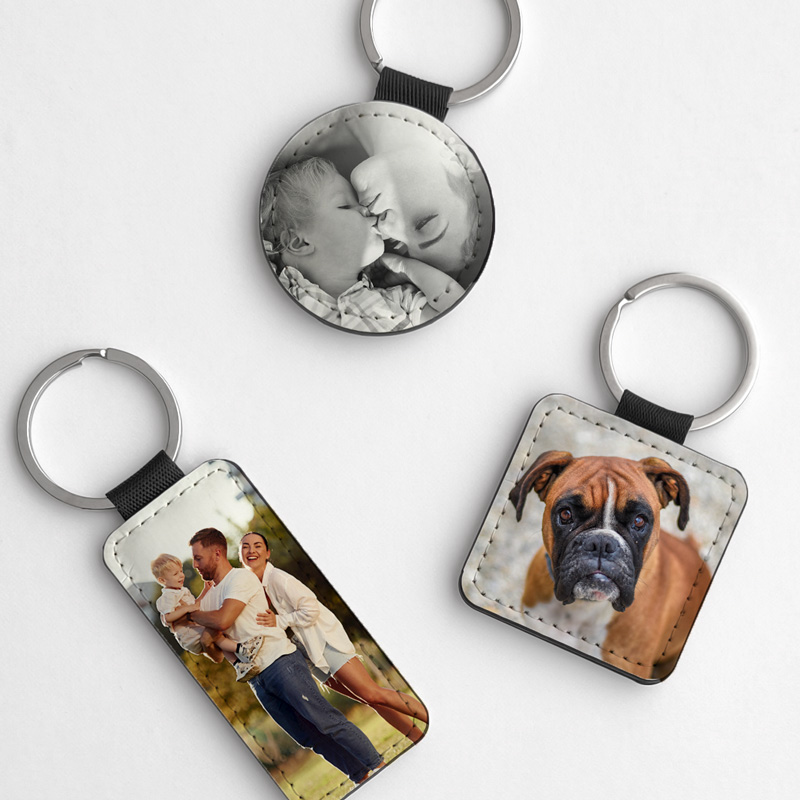 Porta-chaves com fotos de uma criança com mãe, família e cão Boxer